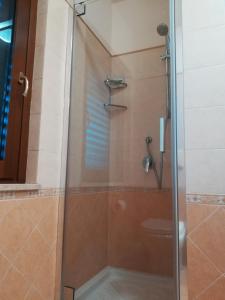 レッジョ・ディ・カラブリアにあるFata Morgana Suiteのバスルーム(ガラスドア付きのシャワー付)