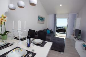 Una cocina y una sala de estar con una mesa y un sofá. en Apartment Ana, en Makarska