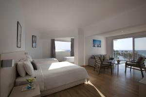 Postel nebo postele na pokoji v ubytování Harmony Bay Hotel