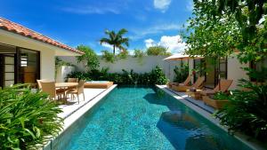 una piscina en el patio trasero de una villa en The Uza Terrace Beach Club Villas, en Yomitan