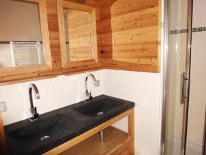 ein Bad mit 2 Waschbecken und einer Dusche in der Unterkunft Résidence Vanoise in Méribel