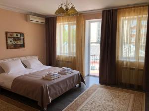 
Un pat sau paturi într-o cameră la Hotel Florence
