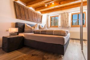 Tempat tidur dalam kamar di Ahornhütte Gastein