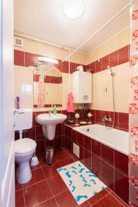 豪伊杜索博斯洛的住宿－Gréta Apartman，一间带水槽、浴缸和卫生间的浴室