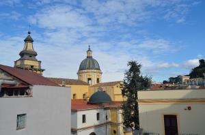un groupe de bâtiments avec des dômes au-dessus d'eux dans l'établissement LA CASA DELLA MUSICA, à Castellammare di Stabia