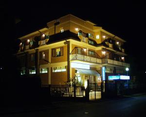 Budova, kde se hotel nachází + 9 fotografií