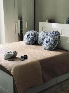 un letto con cuscini bianchi e blu di Junior Suite a Salerno