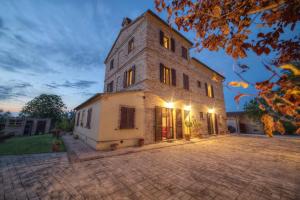 ein großes Steingebäude mit einem Turm oben in der Unterkunft B&B Le Rose in Montefano