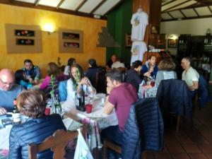 grupa ludzi siedzących przy stolikach w restauracji w obiekcie Hotel Rural Fonda de la Tea THE BEST LOCATION AND THE BEST VIEWS w mieście Tejeda