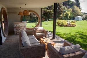 un patio con sofás, una mesa y una chimenea en Can Cedre en Lliçà d'Amunt