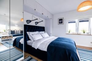 Ένα ή περισσότερα κρεβάτια σε δωμάτιο στο Blue Marine Apartament 19 z tarasem
