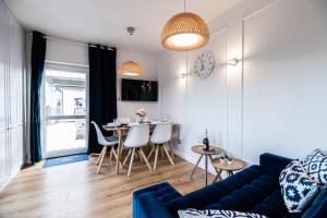 Posezení v ubytování BLUE MARINE APARTAMENT 19 z Tarasem i widokiem na morze przy plaży
