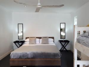 Кровать или кровати в номере Knysna N2 Lodge