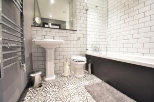Ванная комната в Aire Apartments New York Styled Luxury Apartments +22 фотографии