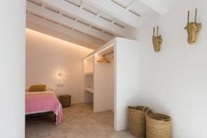 A bed or beds in a room at roques