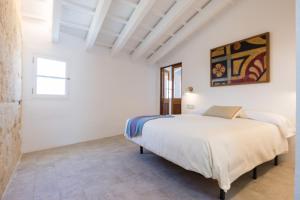 A bed or beds in a room at roques