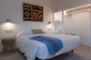 A bed or beds in a room at roques