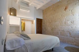 A bed or beds in a room at roques