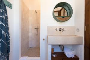 A bathroom at roques