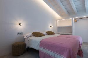 A bed or beds in a room at roques