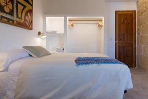 A bed or beds in a room at roques