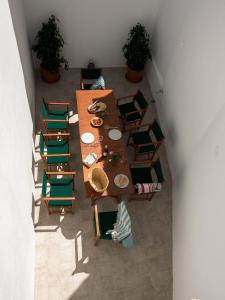 A restaurant or other place to eat at roques