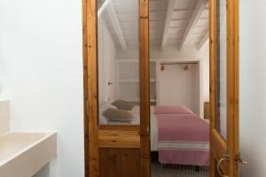 A bed or beds in a room at roques
