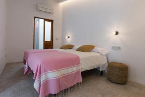 A bed or beds in a room at roques