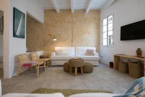 A television and/or entertainment centre at roques