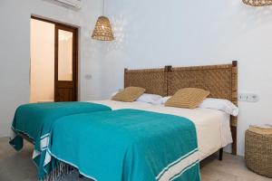 A bed or beds in a room at roques