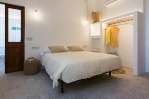 A bed or beds in a room at roques