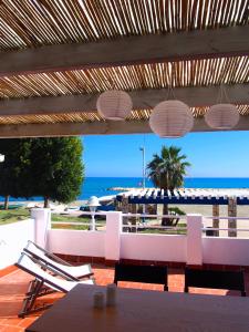 un patio con vistas a la playa y al océano en PLAYA 45, FIRST LINE BEACH HOUSE, en Málaga