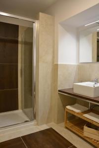 uma casa de banho com um lavatório e um chuveiro em Domus Studio 25 bed & breakfast em Nápoles