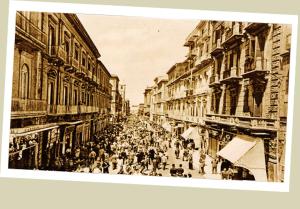 una vecchia foto di una folla di persone che camminano per strada di Borgo Due Mari a Taranto