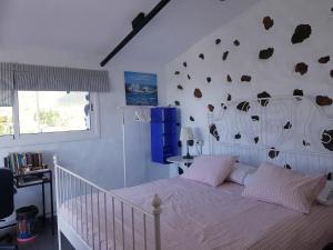 Postel nebo postele na pokoji v ubytování BEAUTIFUL COASTAL HOUSE ON A TRANQUIL ORGANIC FARM