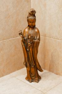 ワルシャワにあるApartment Warsaw Wilanowska by Noclegi Rentersの木造の像