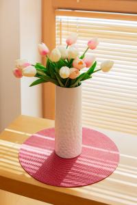 ワルシャワにあるApartment Warsaw Wilanowska by Noclegi Rentersの花瓶