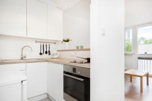 Kuchnia lub aneks kuchenny w obiekcie Apartments Warsaw Pereca by Noclegi Renters