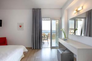 Postel nebo postele na pokoji v ubytování Harmony Bay Hotel
