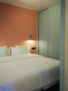 een slaapkamer met een wit bed en een glazen schuifdeur bij PLAYA 45, FIRST LINE BEACH HOUSE in Málaga