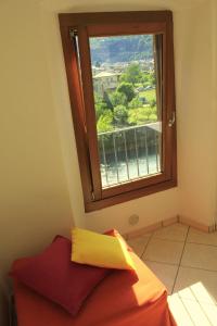 una ventana en la esquina de una habitación con en Belvedere Di Simona Cotti Piccinelli, en Bard