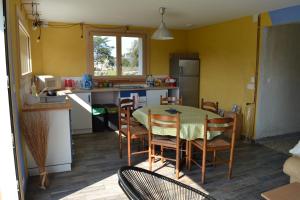uma cozinha com mesa e cadeiras num quarto em CoRide em Saint-Pierre-Quiberon
