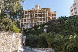 a building on the side of a hill with plants at Nueva Vista 2º-4 in Cullera
