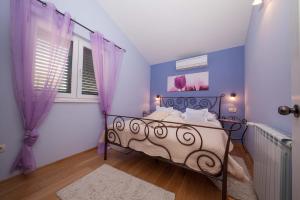 Posteľ alebo postele v izbe v ubytovaní House Mars in Podgora, jacuzzi