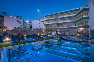 Bazén v ubytovaní Infinity Blue Boutique Hotel & Spa - Adults Only alebo v jeho blízkosti