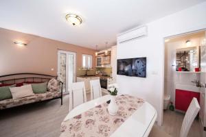 Televízia a/alebo spoločenská miestnosť v ubytovaní House Mars in Podgora, jacuzzi