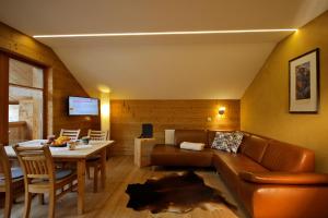 ein Wohnzimmer mit einem Sofa und einem Tisch in der Unterkunft Villa Natur in Schröcken