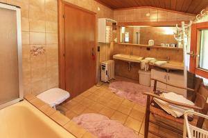 ein Badezimmer mit einer Badewanne und einem Waschbecken in der Unterkunft Ferienwohnung Schwalbenwandblick in Saalfelden am Steinernen Meer