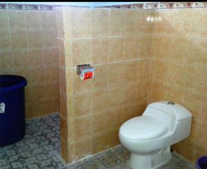 - une salle de bains pourvue de toilettes et d'une poubelle dans l'établissement Leko Lembo Guesthouse, à Keli