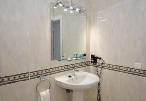 Um banheiro em Apartamentos HC Burriana Playa